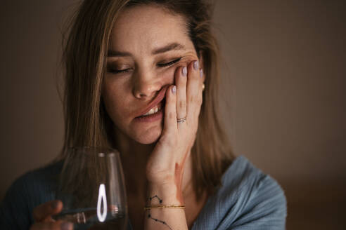 Porträt einer depressiven Frau mit einem Glas Wein. - HPIF35263
