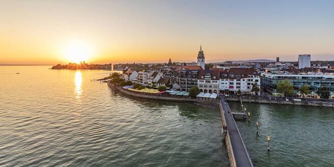 Deutschland, Baden-Württemberg, Friedrichshafen, Panoramablick auf die Uferpromenade der Stadt am Ufer des Bodensees bei Sonnenuntergang - WDF07487