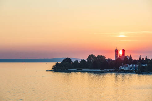 Deutschland, Baden-Württemberg, Friedrichshafen, Stadtrand am Ufer des Bodensees bei Sonnenuntergang - WDF07488