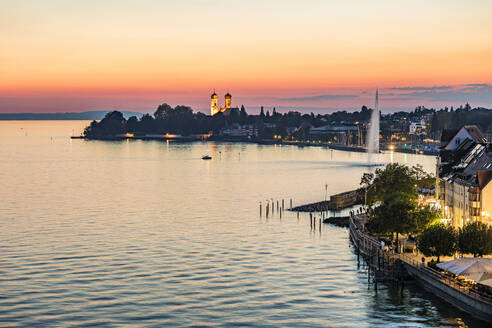 Deutschland, Baden-Württemberg, Friedrichshafen, Küstenlinie der Stadt am Ufer des Bodensees in der Morgendämmerung - WDF07491