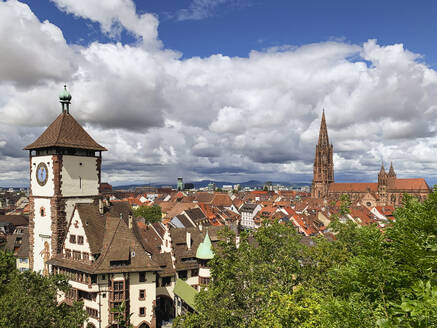 Deutschland, Baden-Württemberg, Freiburg im Breisgau, Dicke Wolken über historischem Stadtzentrum - GWF07955