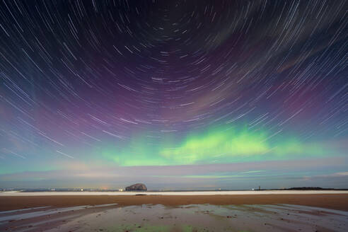 UK, Schottland, Sternspuren und Polarlichter über dem Strand von Seaclif bei Nacht - SMAF02696