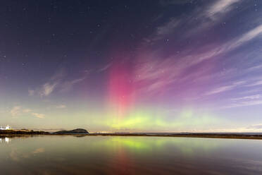 UK, Schottland, North Berwick, Rosa Polarlicht bei Nacht - SMAF02697