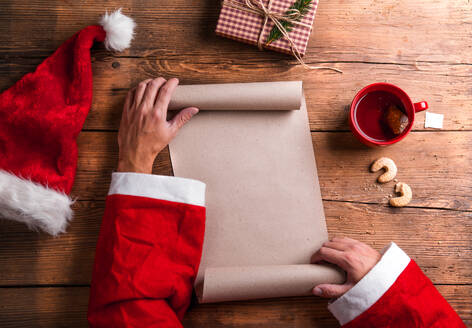 Der Weihnachtsmann hält einen leeren Wunschzettel in seinen Händen - HPIF35635