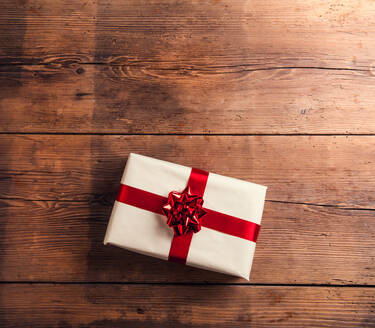 Weihnachtsgeschenk auf einem Holztisch Hintergrund gelegt - HPIF35650
