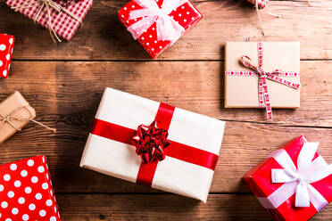Weihnachtsgeschenke auf einem Holztisch Hintergrund gelegt - HPIF35652