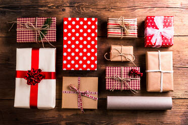 Weihnachtsgeschenke auf einem Holztisch Hintergrund gelegt - HPIF35656