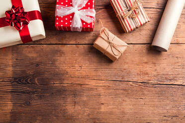 Weihnachtsgeschenke auf einem Holztisch Hintergrund gelegt - HPIF35659
