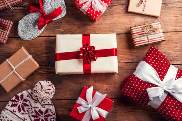 Weihnachtsgeschenke auf einem Holztisch Hintergrund gelegt - HPIF35664