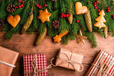 Weihnachtskomposition, Studioaufnahme auf hölzernem Hintergrund. - HPIF35683