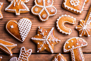 Weihnachtskomposition mit Lebkuchen, Studioaufnahme auf Holzhintergrund. - HPIF35693