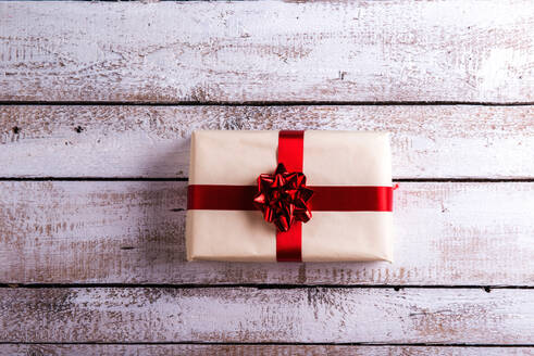 Weihnachtsgeschenk auf einem weißen Holztisch Hintergrund gelegt - HPIF35731