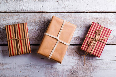 Weihnachtsgeschenke auf einem Holztisch Hintergrund gelegt - HPIF35739