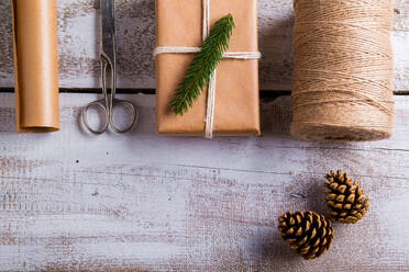 Weihnachtsgeschenke auf einem Holztisch Hintergrund gelegt - HPIF35745