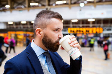 Junger gut aussehender Geschäftsmann mit einer Tasse Kaffee - HPIF35774