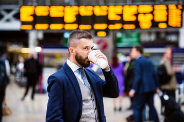 Junger gut aussehender Geschäftsmann mit einer Tasse Kaffee - HPIF35776