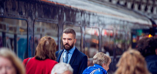 Hipster Geschäftsmann zu Fuß auf dem Bahnhof, überfüllten U-Bahn-Bahnsteig, Zug - HPIF35804