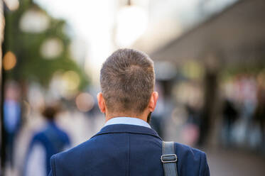 Kopf eines nicht erkennbaren Managers auf einer Straße in London, Rückenansicht - HPIF35811