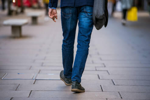 Beine eines unerkennbaren Managers auf der Straße in London, Rückenansicht - HPIF35815