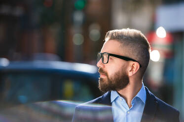 Hipster-Manager in blauem Hemd und Jacke auf der Straße in London, mit schwarzer Brille - HPIF35832