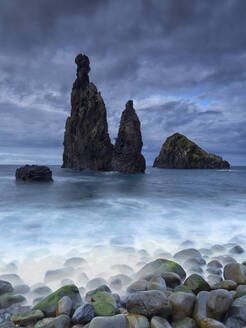 Portugal, Madeira, Ribeira da Janela, Langzeitbelichtung der Felsenküste und der Meeresfelsen - DSGF02483
