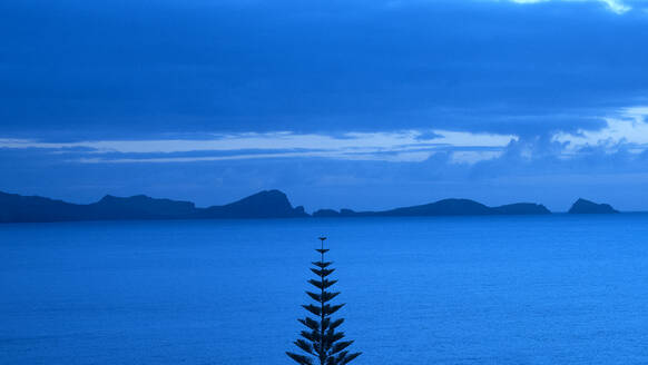 Portugal, Madeira, Panoramablick auf Ponta de Sao Lourenco zur blauen Stunde - DSGF02489