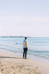 Mann steht am Meer am Strand - EGHF00821
