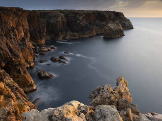 Portugal, Algarve, Klippen des Naturparks Vicentiner Küste in der Abenddämmerung - DSGF02499