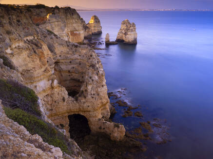 Portugal, Algarve, Klippen von Ponta da Piedade in der Abenddämmerung - DSGF02504