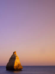 Portugal, Algarve, Klarer Himmel über dem Meer Stapel am Praia da Marinha in der Abenddämmerung - DSGF02506