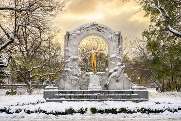 Österreich, Wien, Statue von Johann Strauss II im Stadtpark im Winter - TILF00028