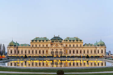 Österreich, Wien, Fassade des Schlosses Belvedere im Winter - TILF00030