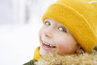 Happy boy wearing yellow knit hat - NJAF00716