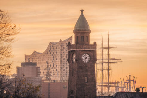 Deutschland, Hamburg, St. Pauli Uhrenturm bei stimmungsvoller Herbstdämmerung - KEBF02808