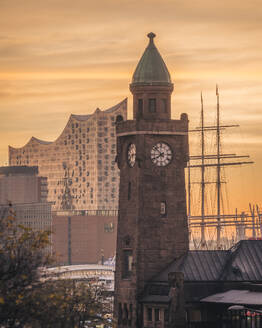 Deutschland, Hamburg, St. Pauli Uhrenturm bei stimmungsvoller Herbstdämmerung - KEBF02809