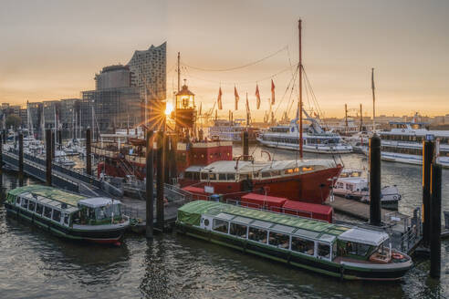 Deutschland, Hamburg, Boote vertäut im Hafen bei Sonnenaufgang - KEBF02810