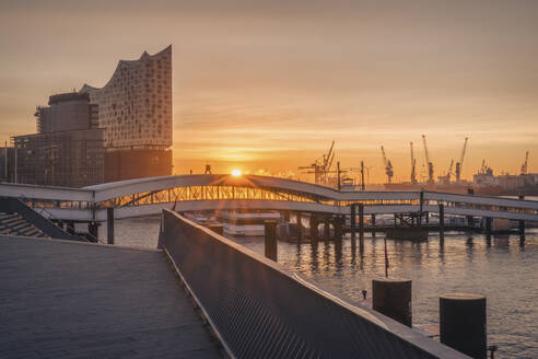 Deutschland, Hamburg, St. Pauli-Pier bei stimmungsvollem Sonnenaufgang mit Elbphilharmonie im Hintergrund - KEBF02811