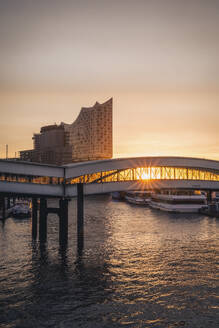 Deutschland, Hamburg, St. Pauli-Pier bei stimmungsvollem Sonnenaufgang mit Elbphilharmonie im Hintergrund - KEBF02812