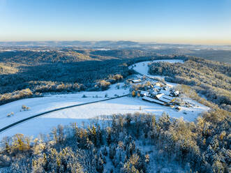 Deutschland, Baden-Württemberg, Luftaufnahme eines kleinen schneebedeckten Dorfes im Remstal - STSF03801