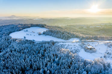 Deutschland, Baden-Württemberg, Luftaufnahme einer abgelegenen Hütte im Remstal bei Wintersonnenuntergang - STSF03802