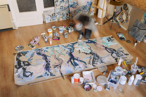 Künstlerin macht abstrakte Malerei auf Leinwand im Atelier - MMPF01095