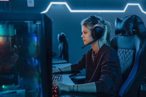 Gamer mit Headset beim Spielen am Computer - EVKF00092