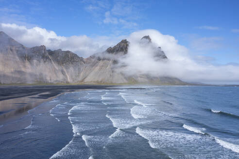 Iceland, Austurland, Scenic view of Stokksnes headland and Vestrahorn mountain - RUEF04270