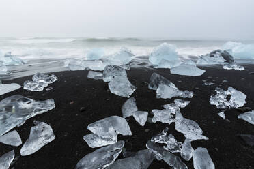 Iceland, Austurland, Ice crystals on Jokulsarlon Lagoon - RUEF04271