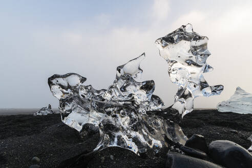 Iceland, Austurland, Close-up of ice crystal on Jokulsarlon Lagoon - RUEF04272