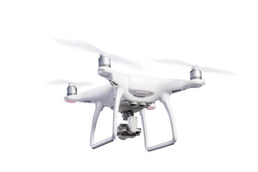 Fliegende Hubschrauberdrohne mit angehobenem Fahrwerk und Kamera, Studioaufnahme auf weißem Hintergrund, isoliert. - HPIF35943