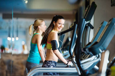 Zwei junge schöne Frauen trainieren im Fitnessstudio - HPIF35976