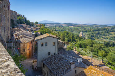 Blick auf die toskanische Landschaft und Dächer von Montepulciano, Montepulciano, Provinz Siena, Toskana, Italien, Europa - RHPLF29924