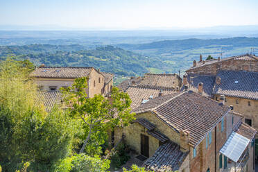 Blick auf die toskanische Landschaft und Dächer von Montepulciano, Montepulciano, Provinz Siena, Toskana, Italien, Europa - RHPLF29926