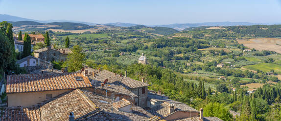 Blick auf die toskanische Landschaft und Dächer von Montepulciano, Montepulciano, Provinz Siena, Toskana, Italien, Europa - RHPLF29929